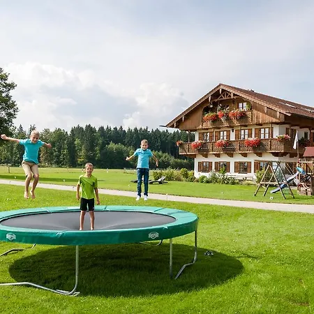 Апартаменты Hussnhof Farm Lodge Sachsenkam